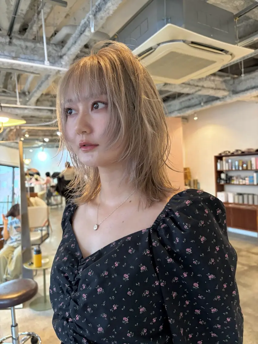 ミディアム カラー ベージュカラー ミルクティーベージュ 顔周りカット レイヤーカット カット ヘアカラー yu maのヘアスタイル