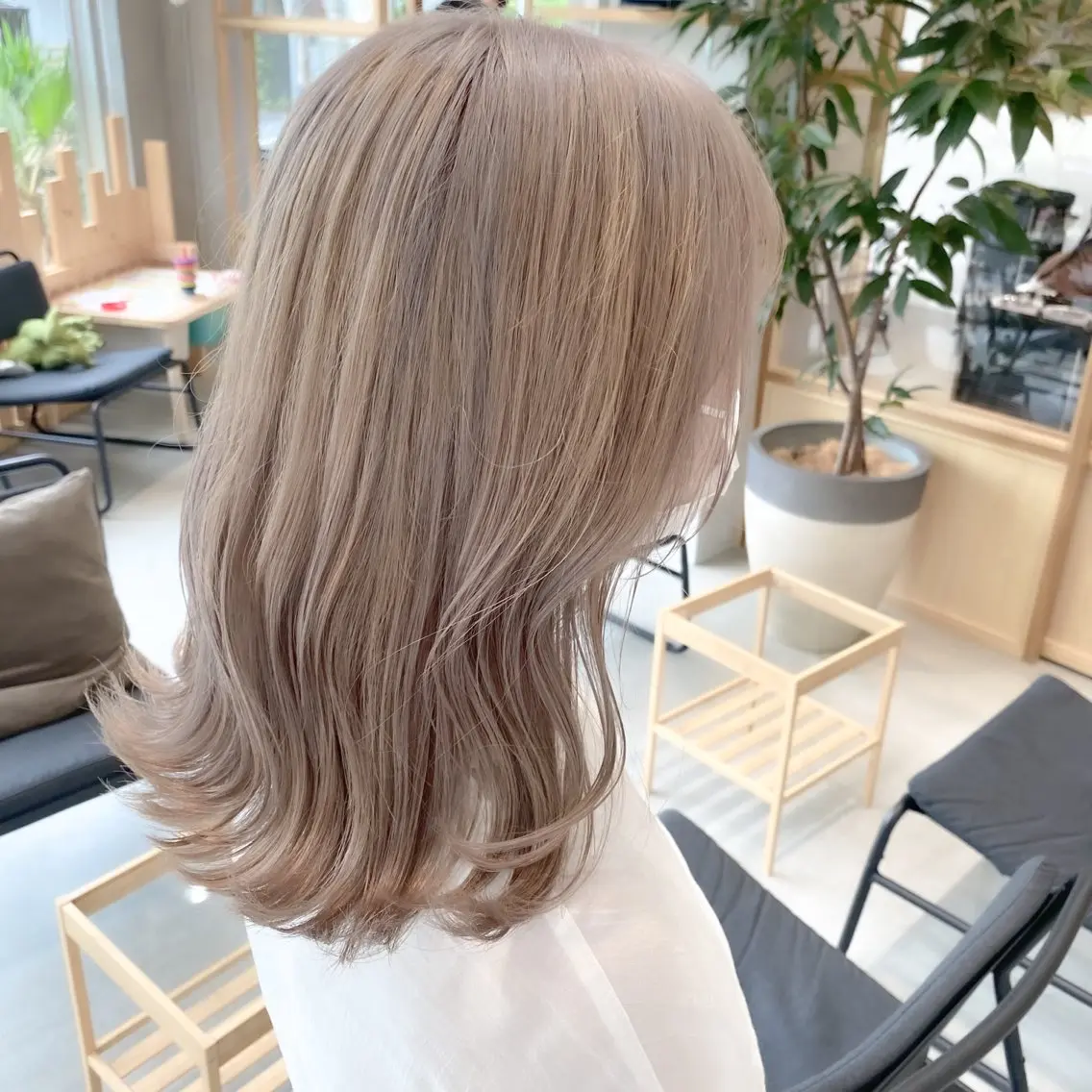 ミディアム カラー ベージュカラー ミルクティーベージュ FERIA梅田🖤 透明感カラー🎀のヘアスタイル
