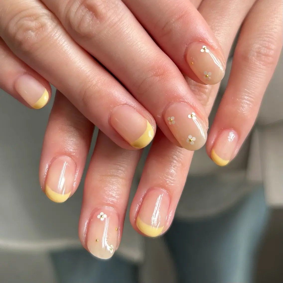 ネイル フラワーネイル フレンチネイル ホログラムネイル 春ネイル 黄色 shine'an fuka🌿🫧のネイルデザイン
