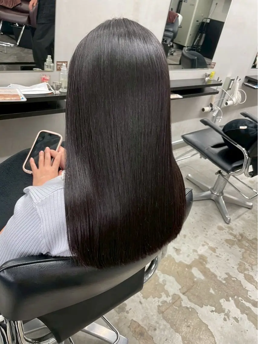 ロング ヒナ/レイヤーカット 艶感ワンカラーのヘアスタイル