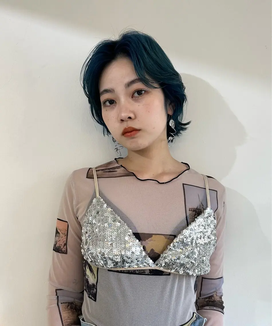 ショート カラー ブリーチ ブルーカラー 竹中 彩音のヘアスタイル