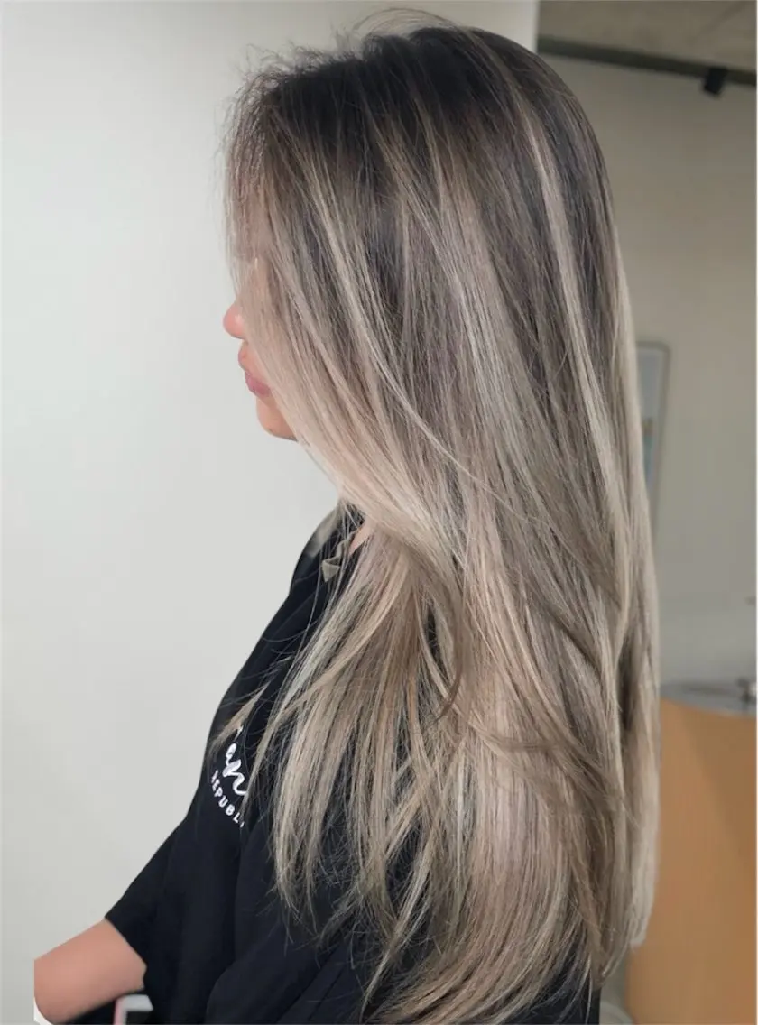 セミロング カラー バレイヤージュ ハイライトカラー ハイライト レイヤーカット ケア剤オタク×海外 ヘア長谷川裕起のヘアスタイル