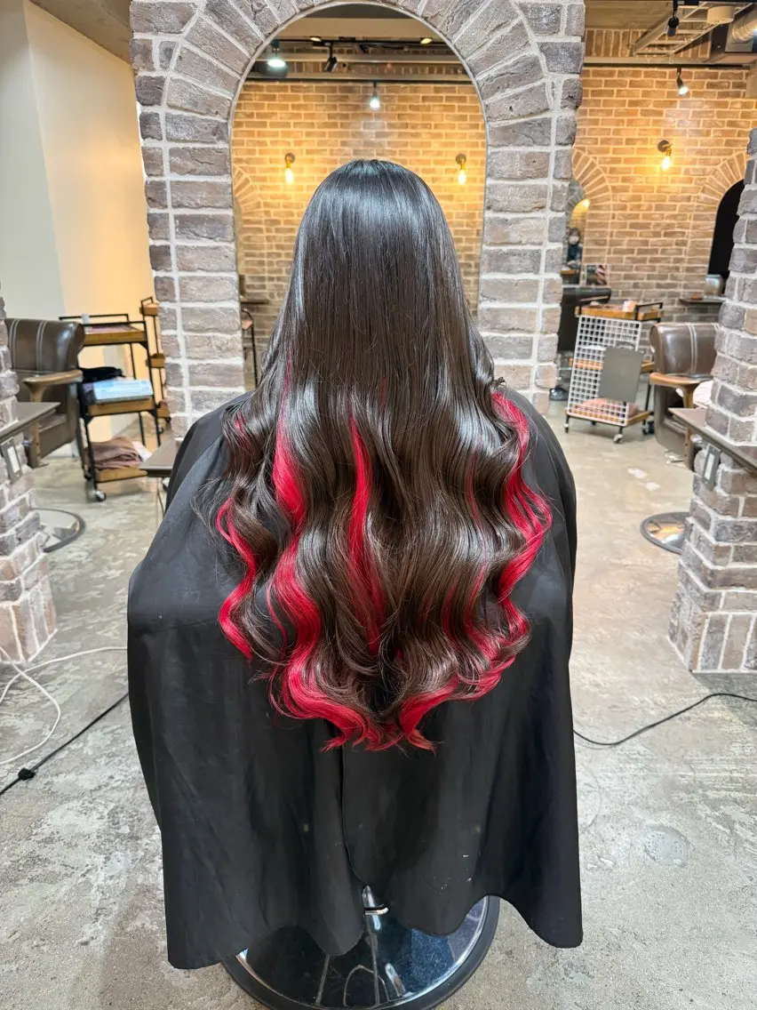 ロング カラー 黒髪 ブリーチ インナーカラー レッドカラー カット ヘアカラー トリートメント 艶カラー/インナー /グラデ/大西小百合のヘアスタイル