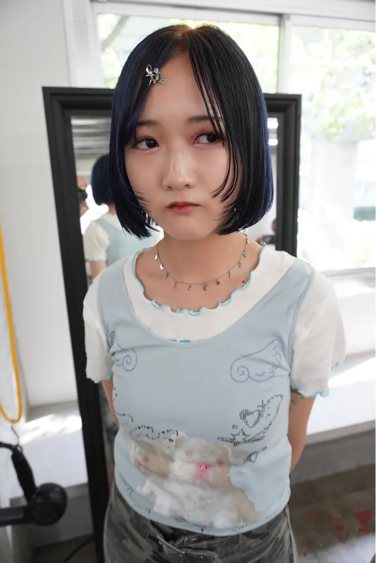 ショート カラー パーマ ヘアアレンジ ブルーカラー ダークグレー ネイビーカラー デザインカラー/ボブ ブリーチカラー/ユリのヘアスタイル