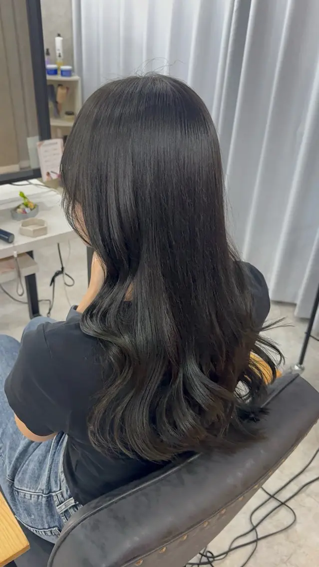 ロング カラー アッシュ アッシュブラウン ベージュカラー 黒髪 ブリーチ 赤み無し柔らかカラー 【梅田】madokaのヘアスタイル