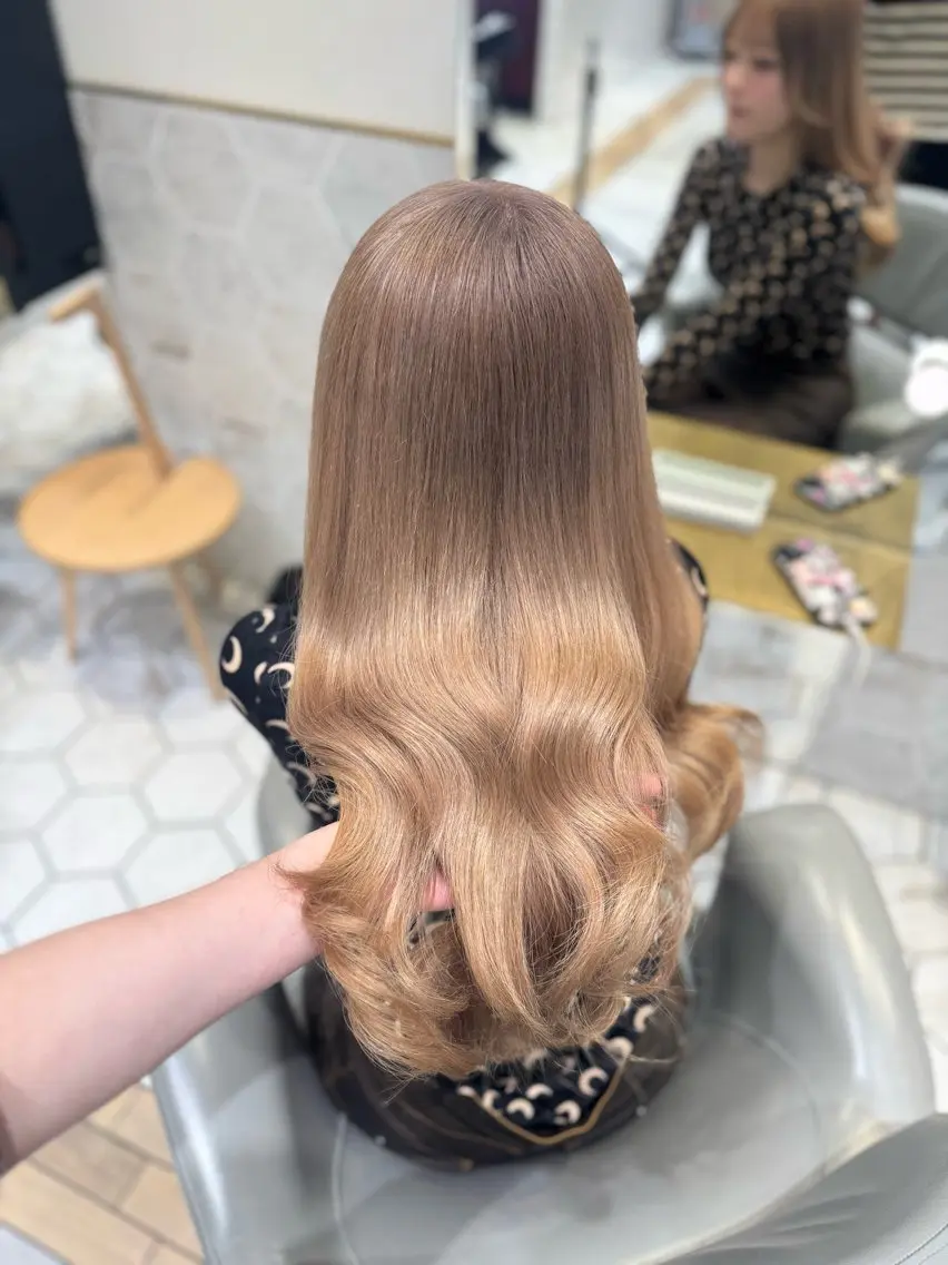 ロング カラー ベージュカラー costes 今井芽依のヘアスタイル