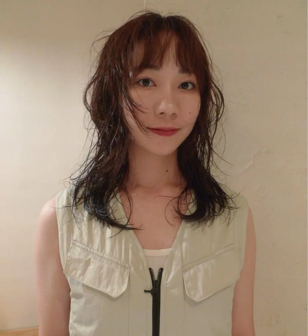 セミロング くせ毛 レイヤーカット ウルフカット ファッションに 溶け込むstyleのヘアスタイル
