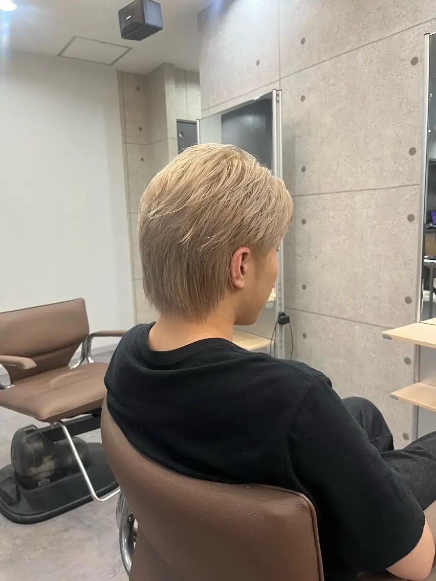 カラー メンズ メンズブリーチ メンズハイトーン ベージュカラー ブリーチ ハイトーンカラー 兼安 南桜乃のヘアスタイル