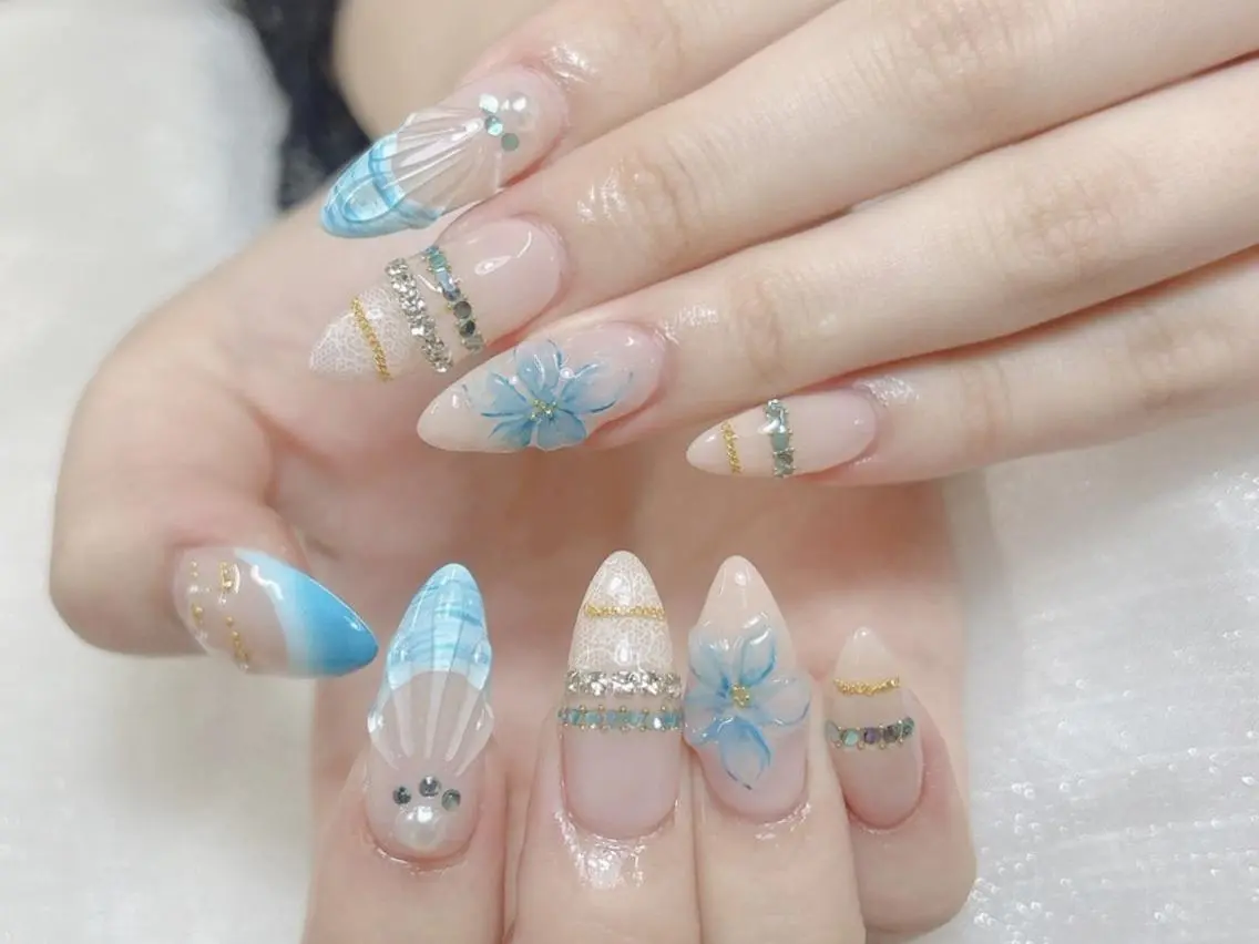 ネイル チークネイル ドット フラワーネイル フレンチネイル キラキラネイル ハンドネイル Chiaki ネイル大宮店のネイルデザイン
