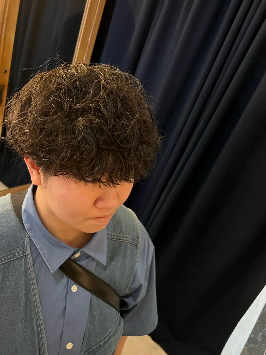 ミディアム メンズ ミディアムパーマ メンズパーマ 波巻きパーマ 湖城 恵吾のヘアスタイル