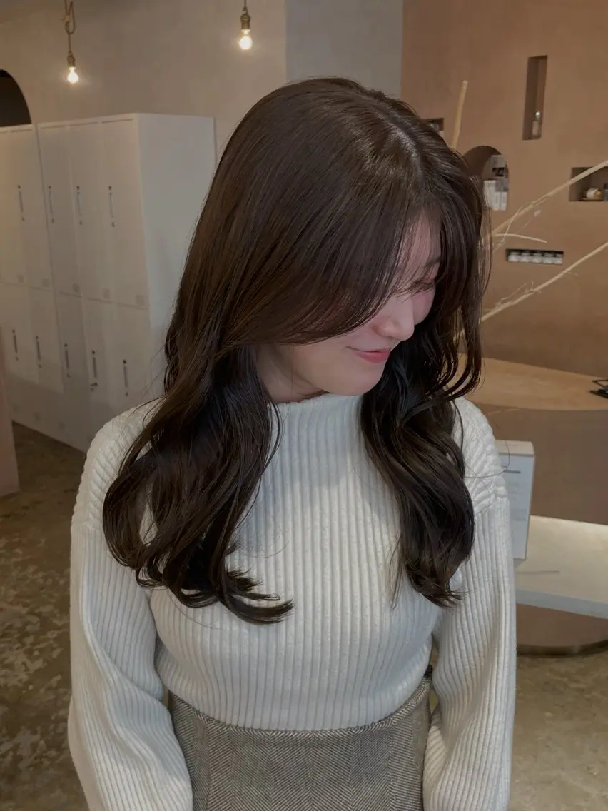 ロング 似合わせカット カット ヘアカラー トリートメント 梅田｜赤み消しオリー ブ/顔まわりレイヤーのヘアスタイル
