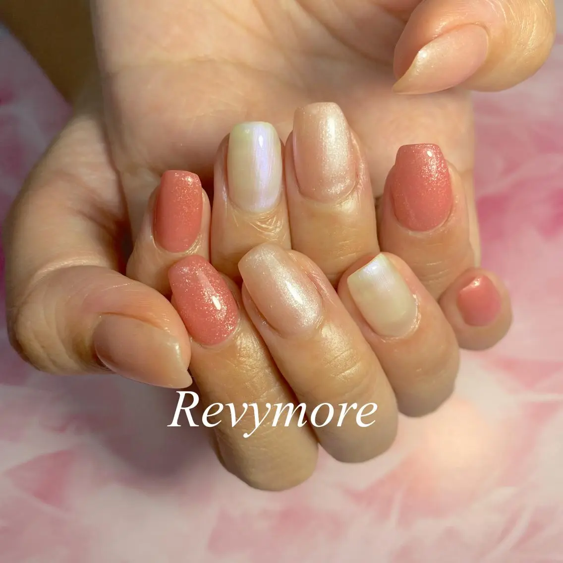 ショート ネイル ジェルネイル ワンカラーネイル ピンク シンプルネイル ホワイト nail salon Revymoreのネイルデザイン