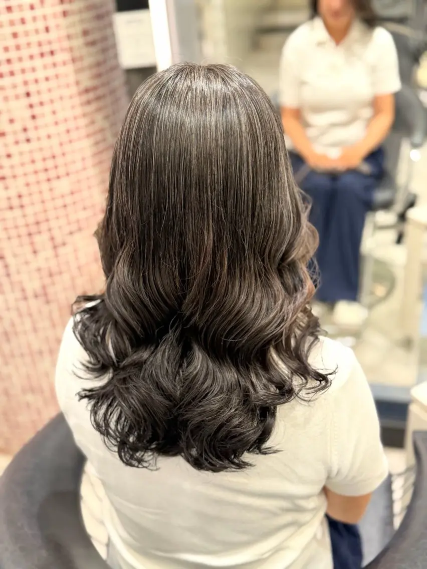 セミロング パーマ カット パーマ トリートメント コテ巻きパーマ💙 シノヤユイのヘアスタイル