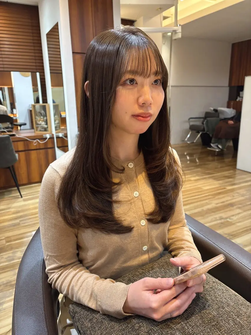 ミディアム カラー パーマ ベージュカラー オリーブベージュ 髪質改善 レイヤーカット ストレートパーマ カット ヘアカラー トリートメント レイヤーカット /透明感/千葉怜寿のヘアスタイル