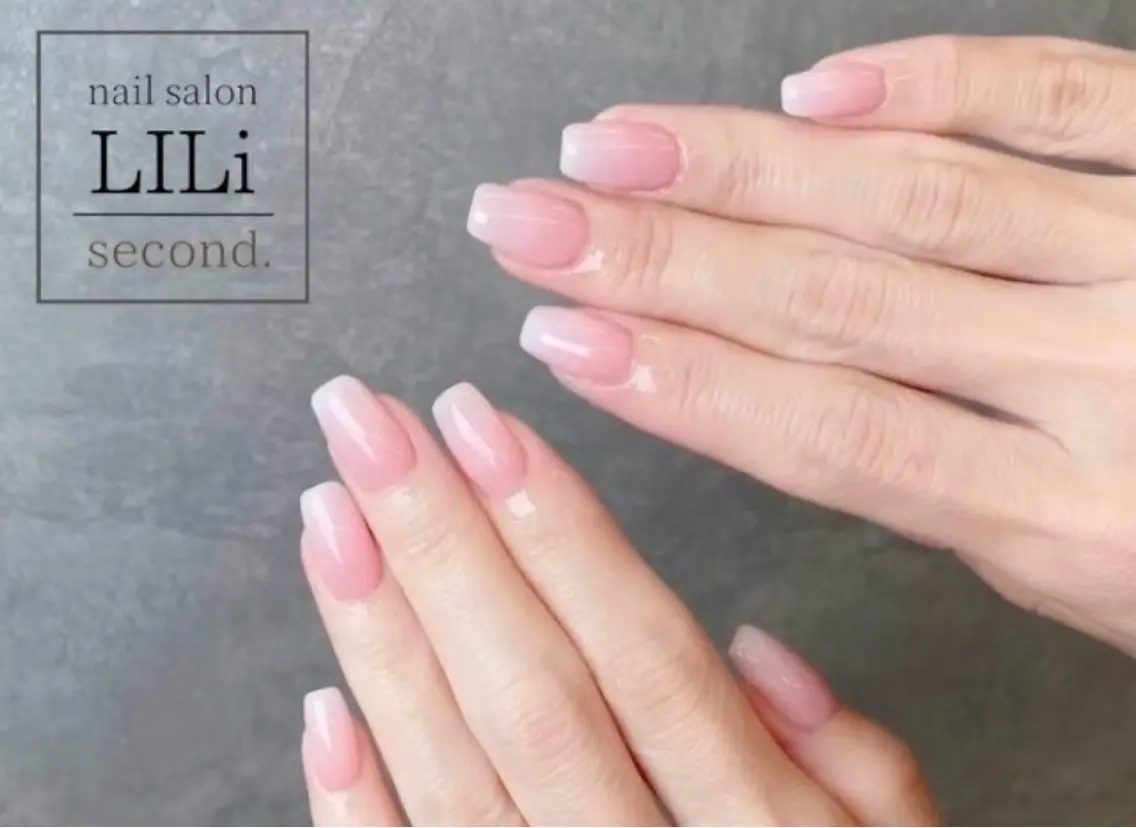 割引中❣️【オフあり】ネイルモデルハンド💅白グラデーションの写真