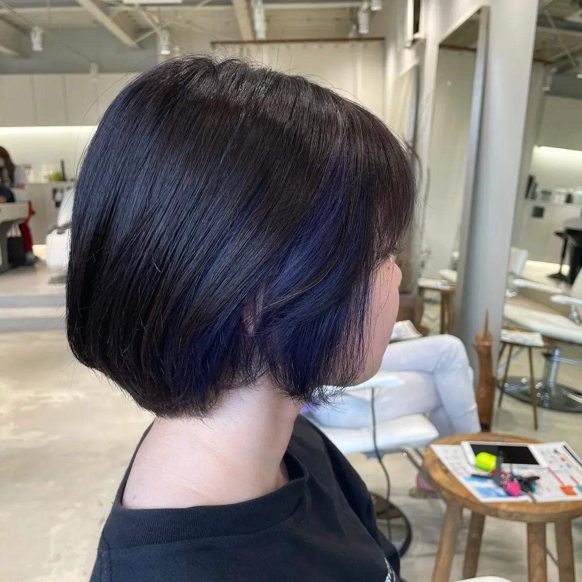 ショート カラー ブリーチ イヤリングカラー ショートヘア 峯崎 葵のヘアスタイル