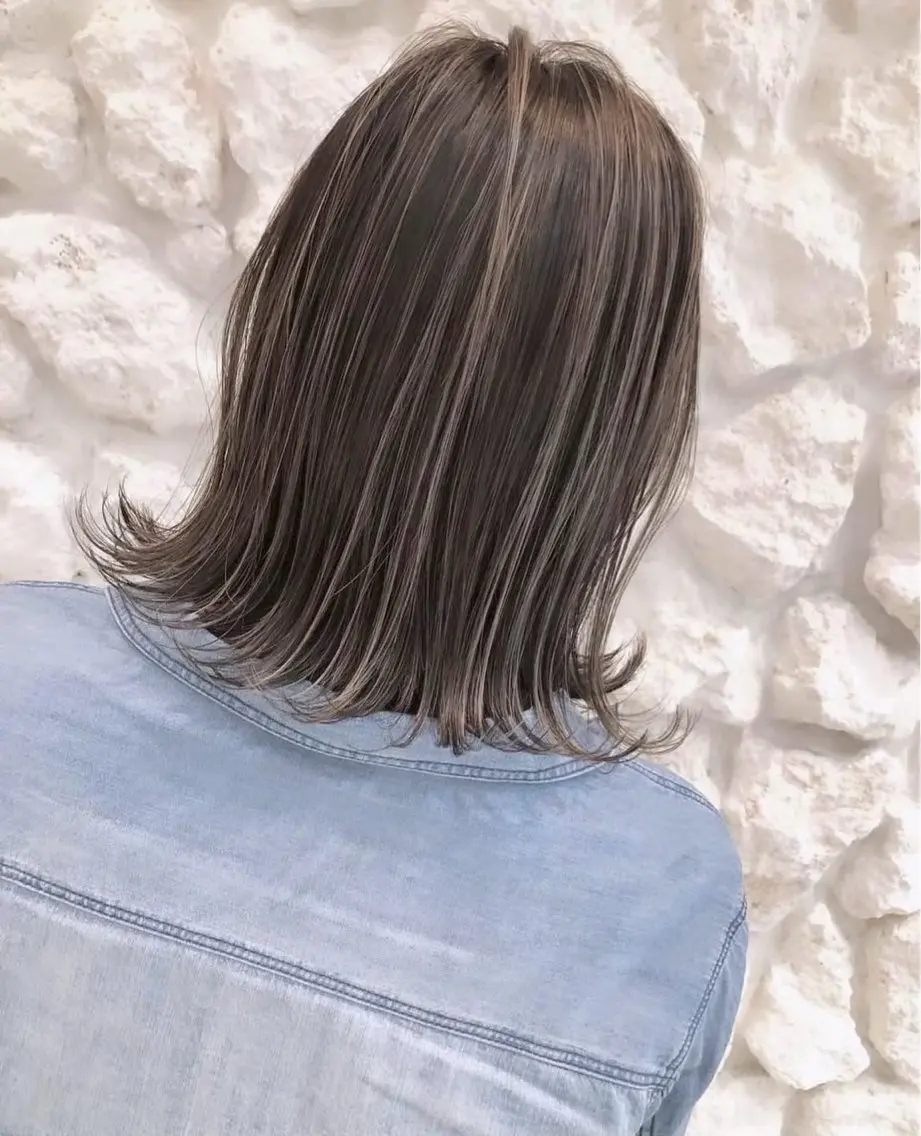 ミディアム カラー パーマ ハイライトカラー ハイライト 外ハネヘア オヤマ アキラのヘアスタイル