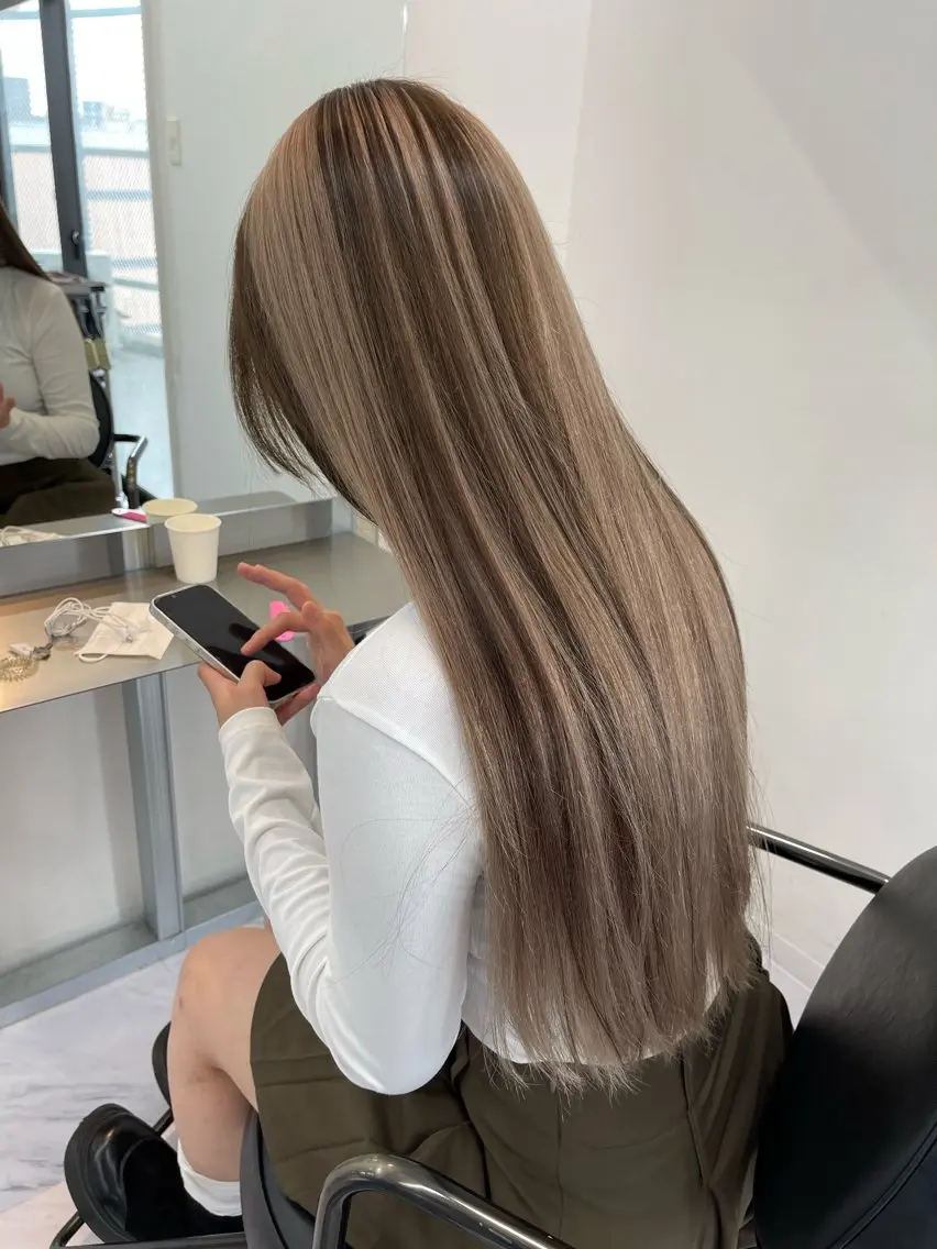 ロング カラー ベージュカラー ブリーチ ケアブリーチ デザインカラー ダブルカラー カット ヘアカラー トリートメント TATSUブリーチ/ ミルクティーベージュのヘアスタイル