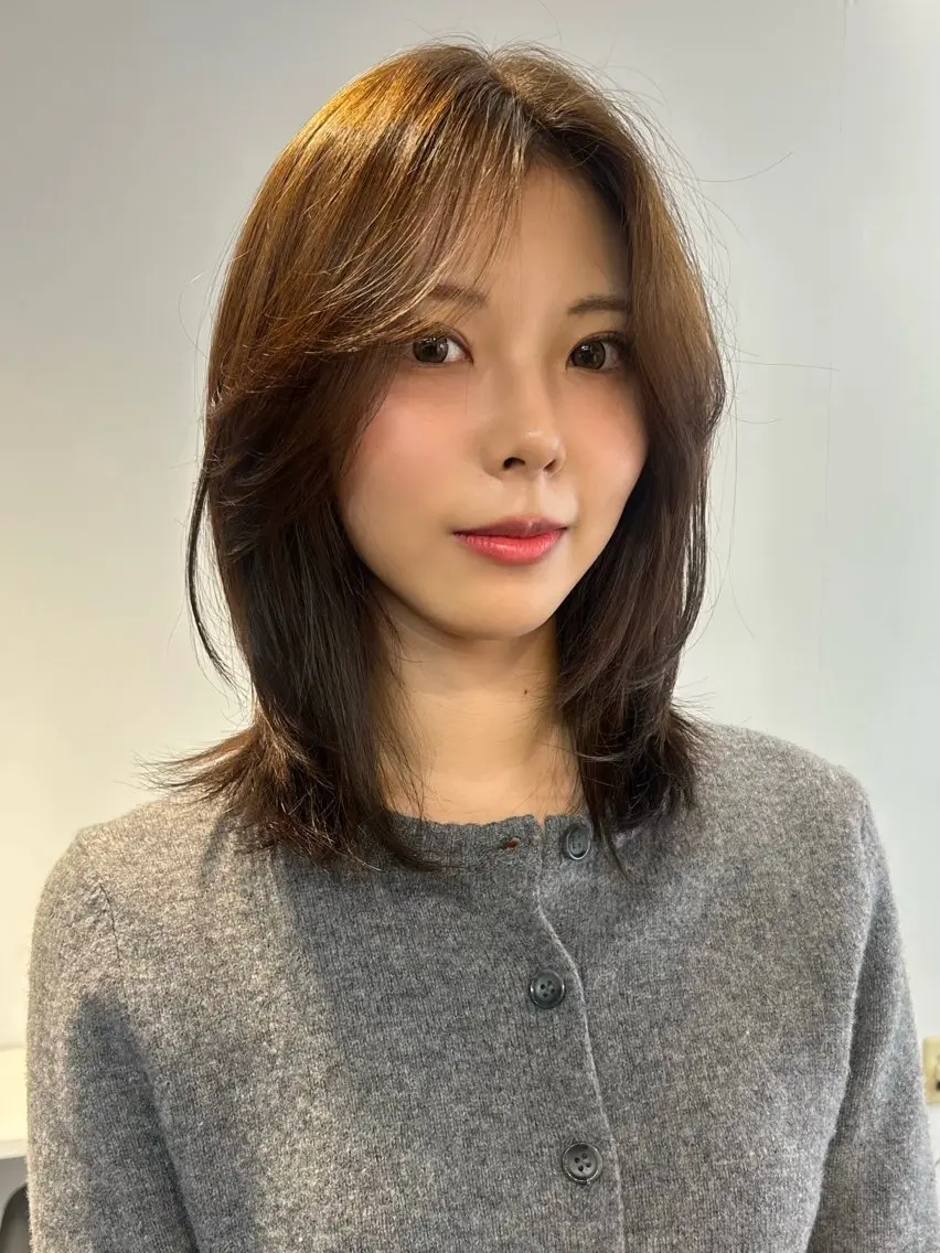 ミディアム カラー ヘアアレンジ ミディアムレイヤー ベージュカラー ブリーチ ダブルカラー ブリーチなしカラー カット ヘアカラー トリートメント レイヤーカット×髪質 改善🇰🇷シオリのヘアスタイル