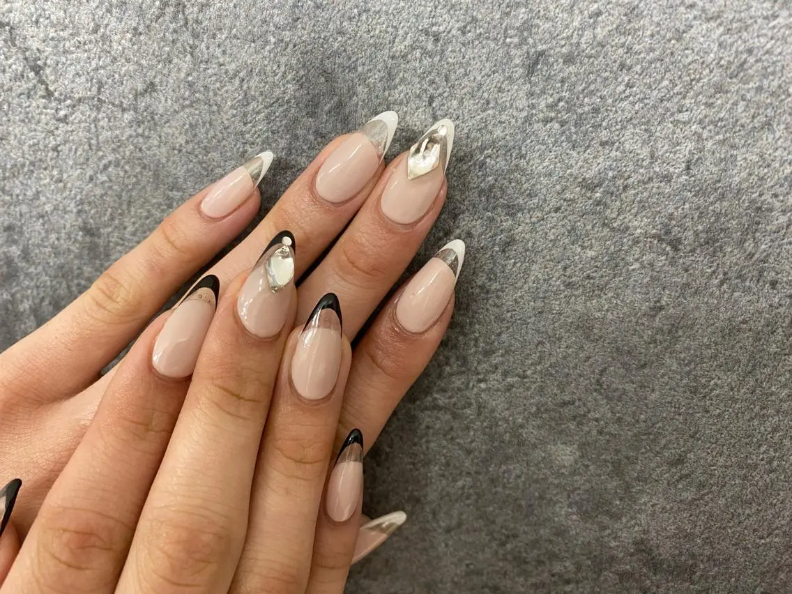 ネイル アートネイル フレンチネイル ジェルネイル ラメ(グリッター) ロングネイル SHIORI 📍渋谷 / 円山町のネイルデザイン