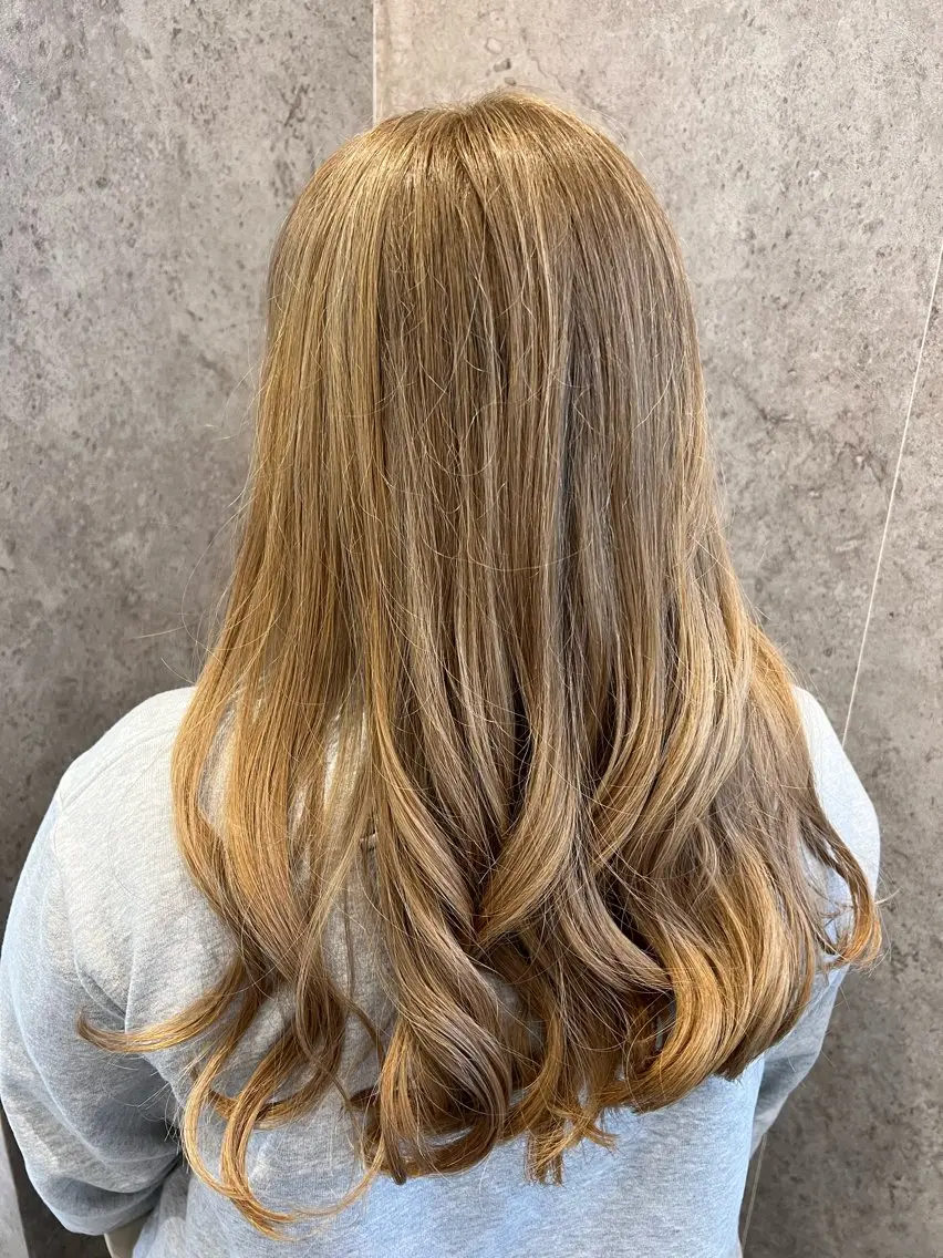 ロング カラー ベージュカラー ブリーチ 加田 萌美のヘアスタイル