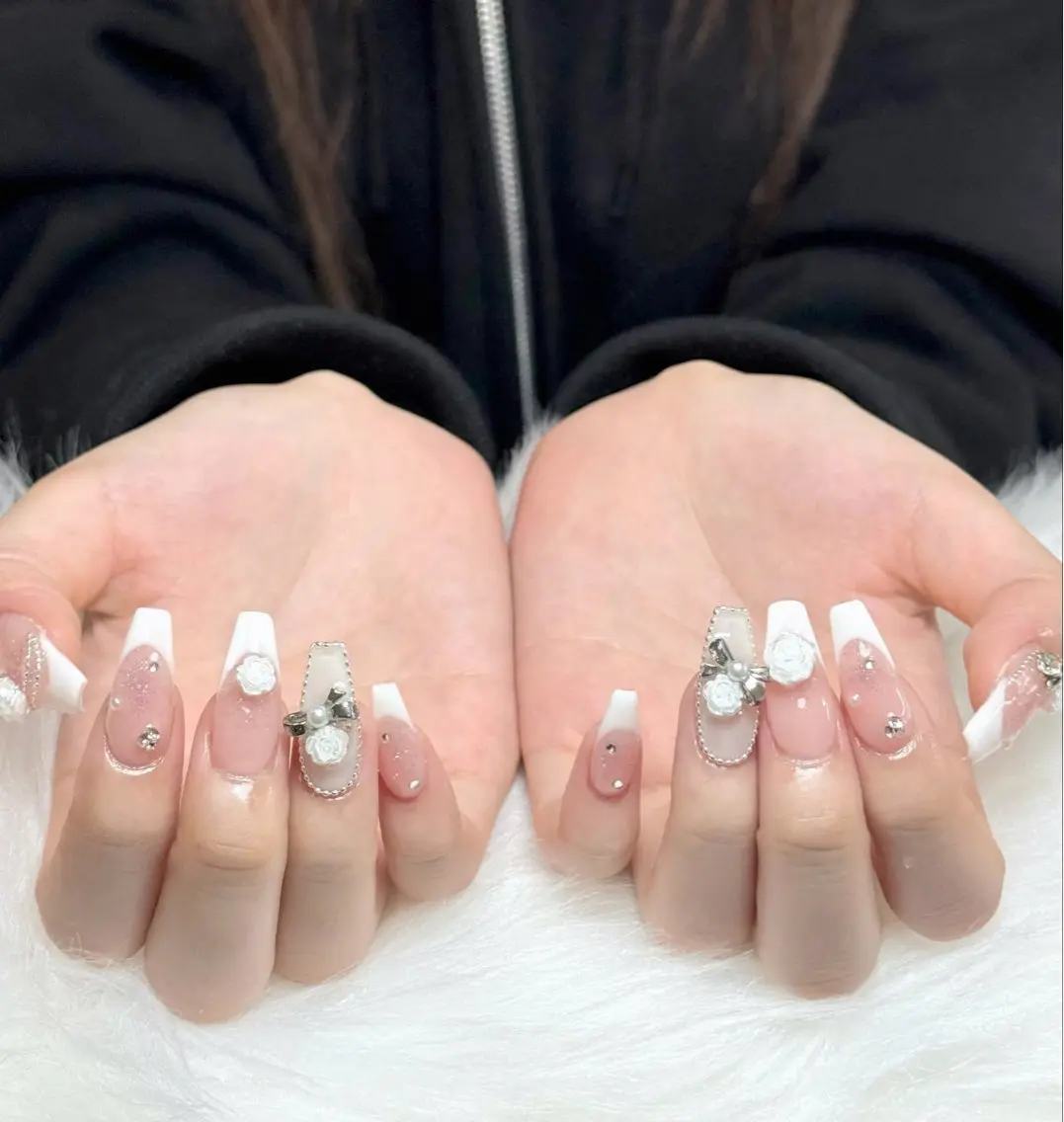 ネイル フレンチネイル ジェルネイル キラキラネイル 韓国ネイル マグネットネイル Julli NailStudioのネイルデザイン