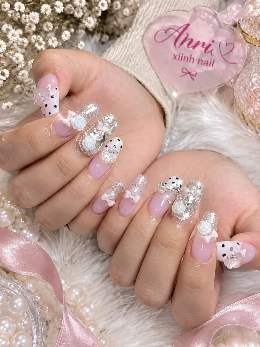 ネイル チークネイル 長さ出し フットネイル ジェルネイル 卒業式 𝓐𝓷𝓻𝓲 XiinhNailのネイルデザイン