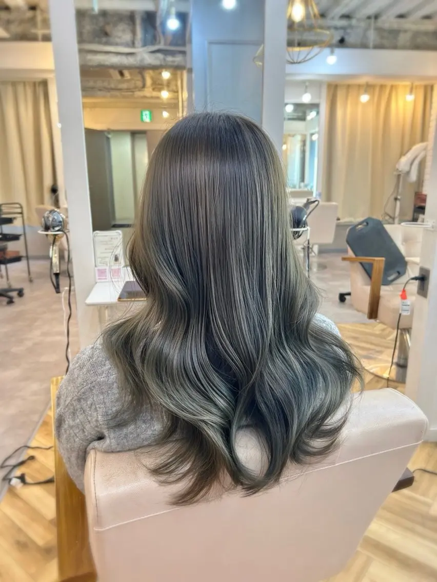 セミロング カラー ベージュカラー ブリーチ 透明感カラー ブリーチなしカラー オリーブベージュ カット ヘアカラー トリートメント 🌸MAYU🌸 ハイトーン➕レイヤーのヘアスタイル