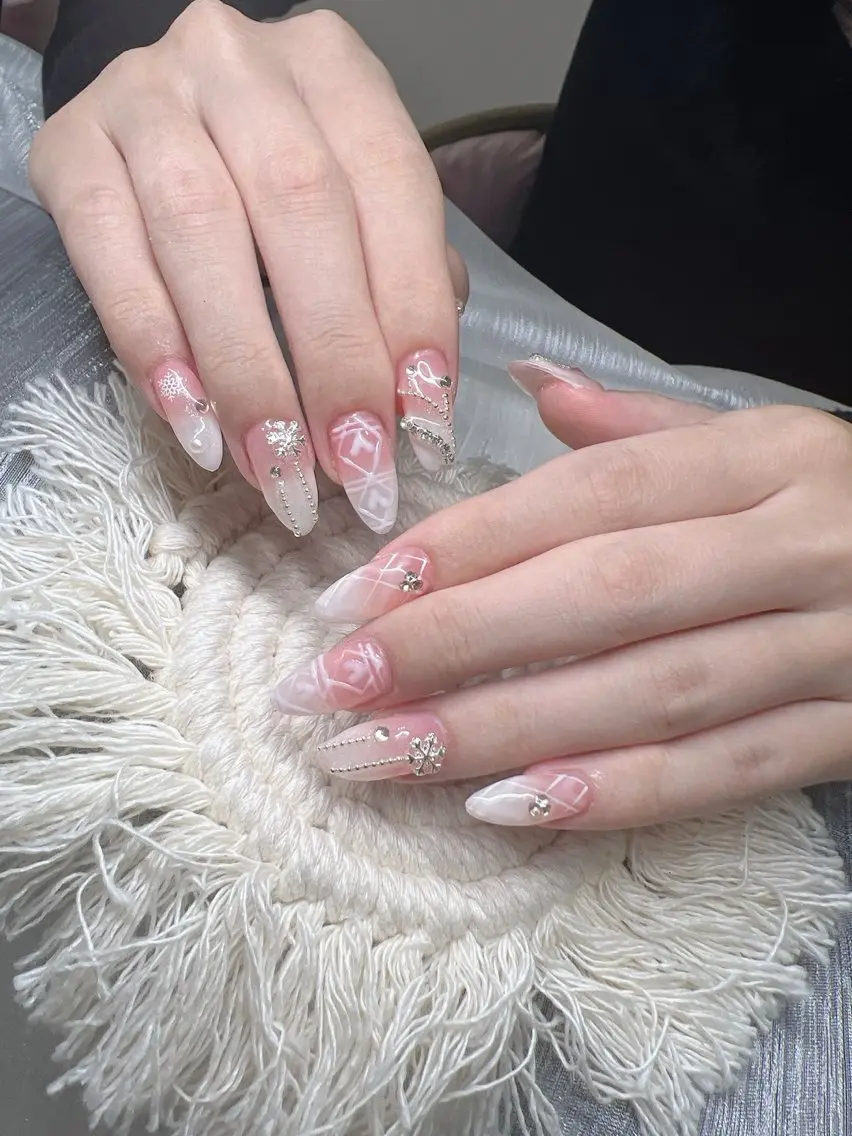 ネイル オーロラネイル チークネイル 長さ出し フットネイル フレンチネイル ハンドネイル Lee Nailsのネイルデザイン