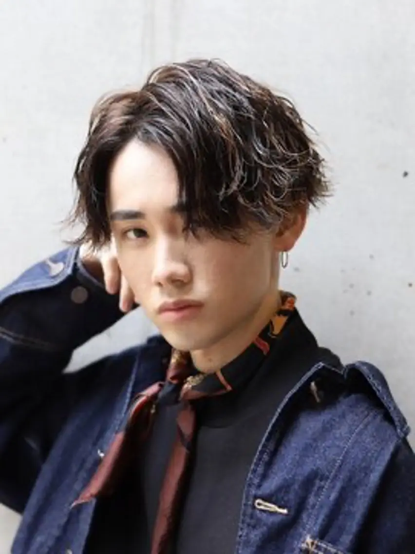 ミディアム パーマ メンズ センターパート 森長 マコトのヘアスタイル