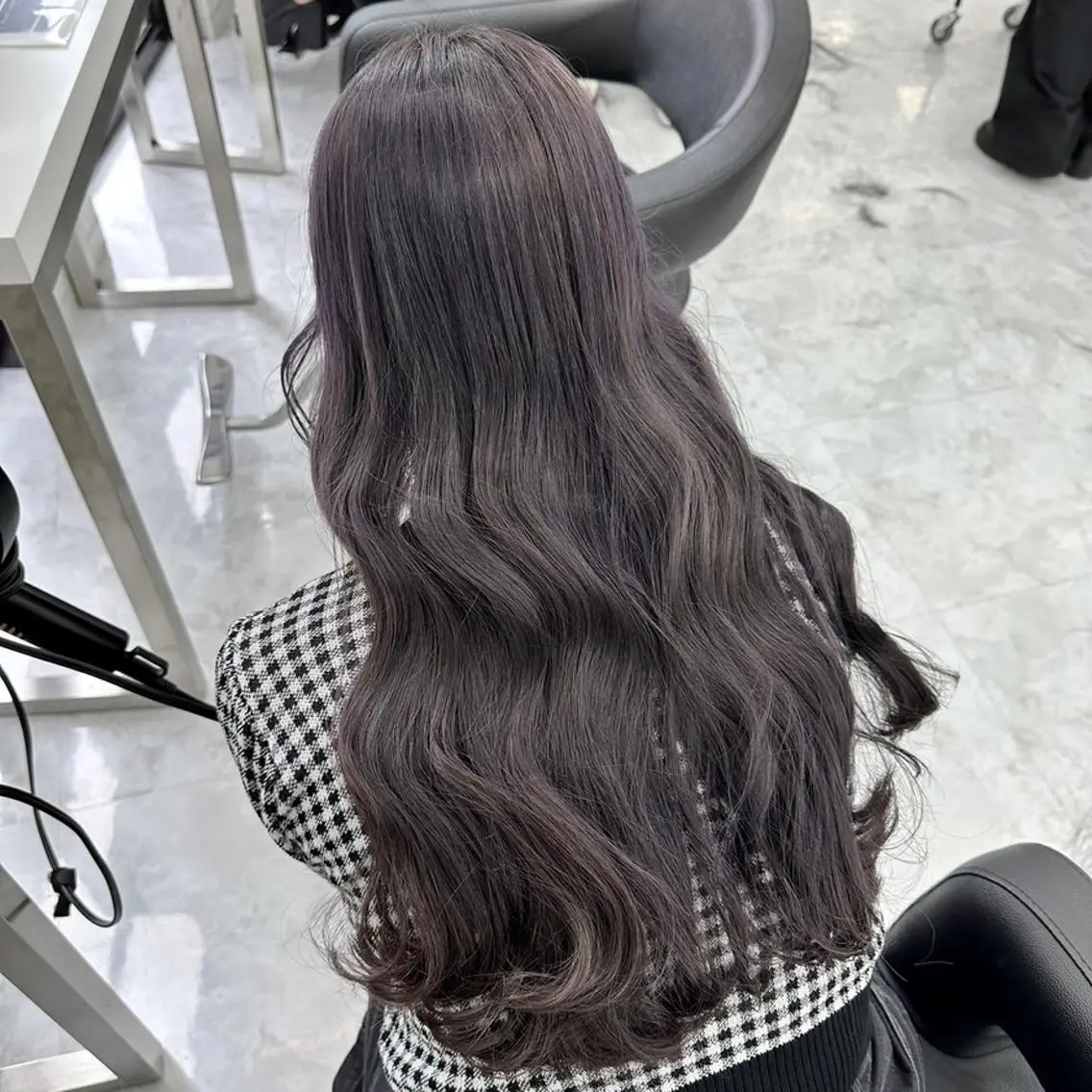 カラー 韓国🇰🇷トレンド レイヤーカット🩶のヘアスタイル