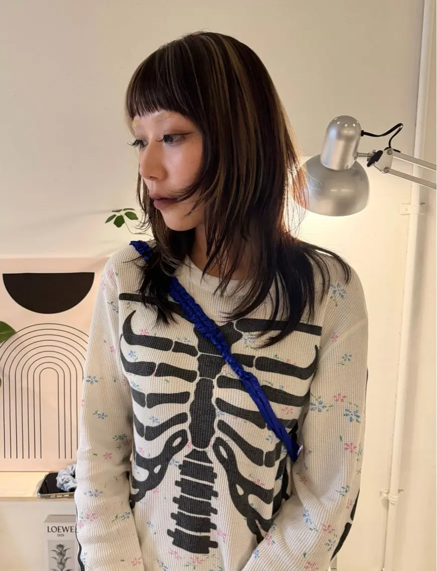 ミディアム カラー ベージュカラー ブリーチ ブロンド ケアブリーチ デザインカラー カット ヘアカラー トリートメント MIU/ルーツカラー 顔まわりレイヤーのヘアスタイル