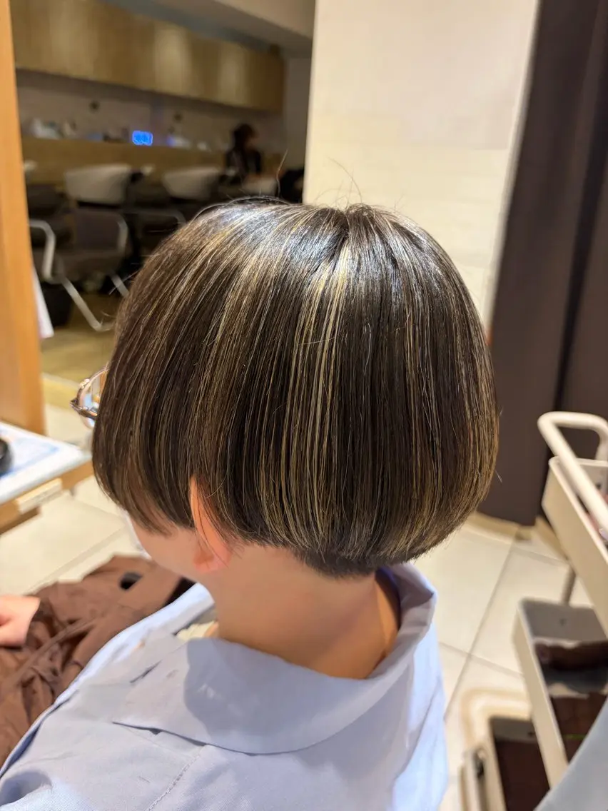 ショート カラー ハイライトカラー レイヤーカットのヘアスタイル
