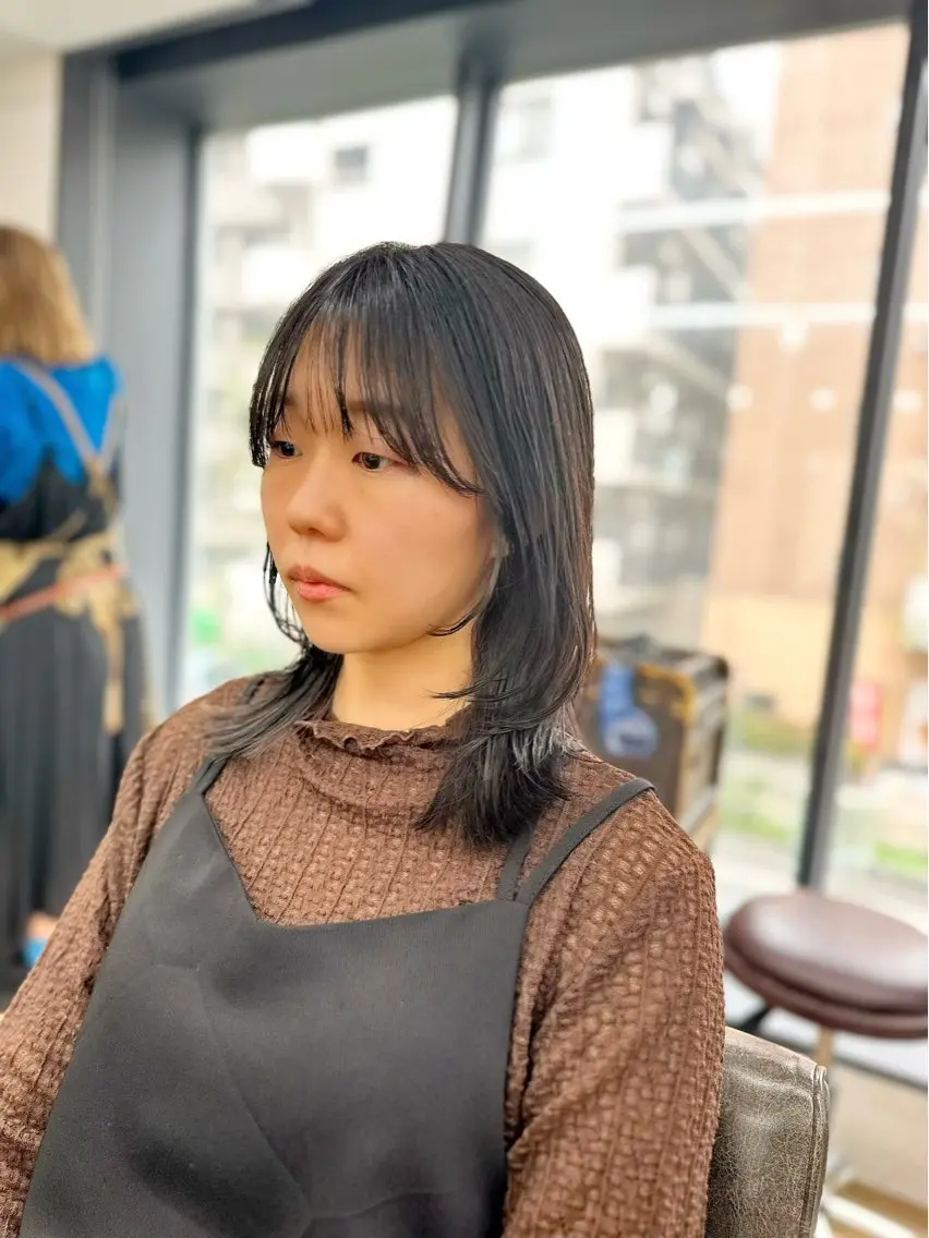 ミディアム カラー パーマ ヘアアレンジ メンズ キッズ ネイル マツエク・マツパ アイブロウ レイヤーカット／ 巻ける縮毛矯正のヘアスタイル