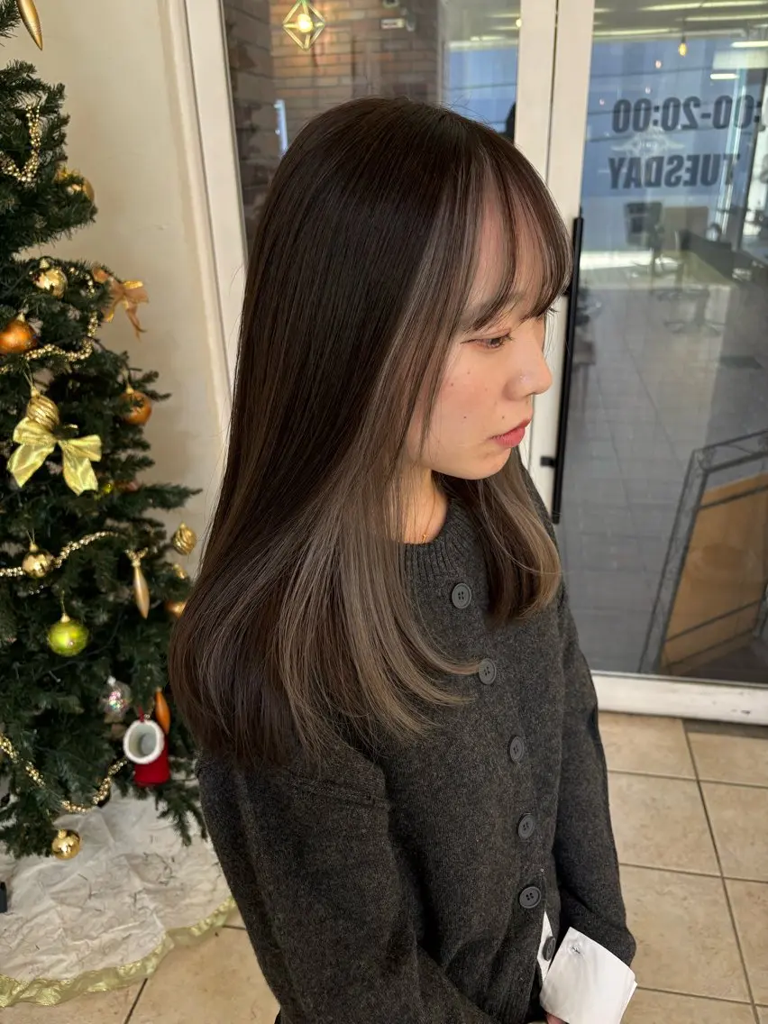 セミロング カラー ヘアカラー トリートメント スズキ ユウナのヘアスタイル