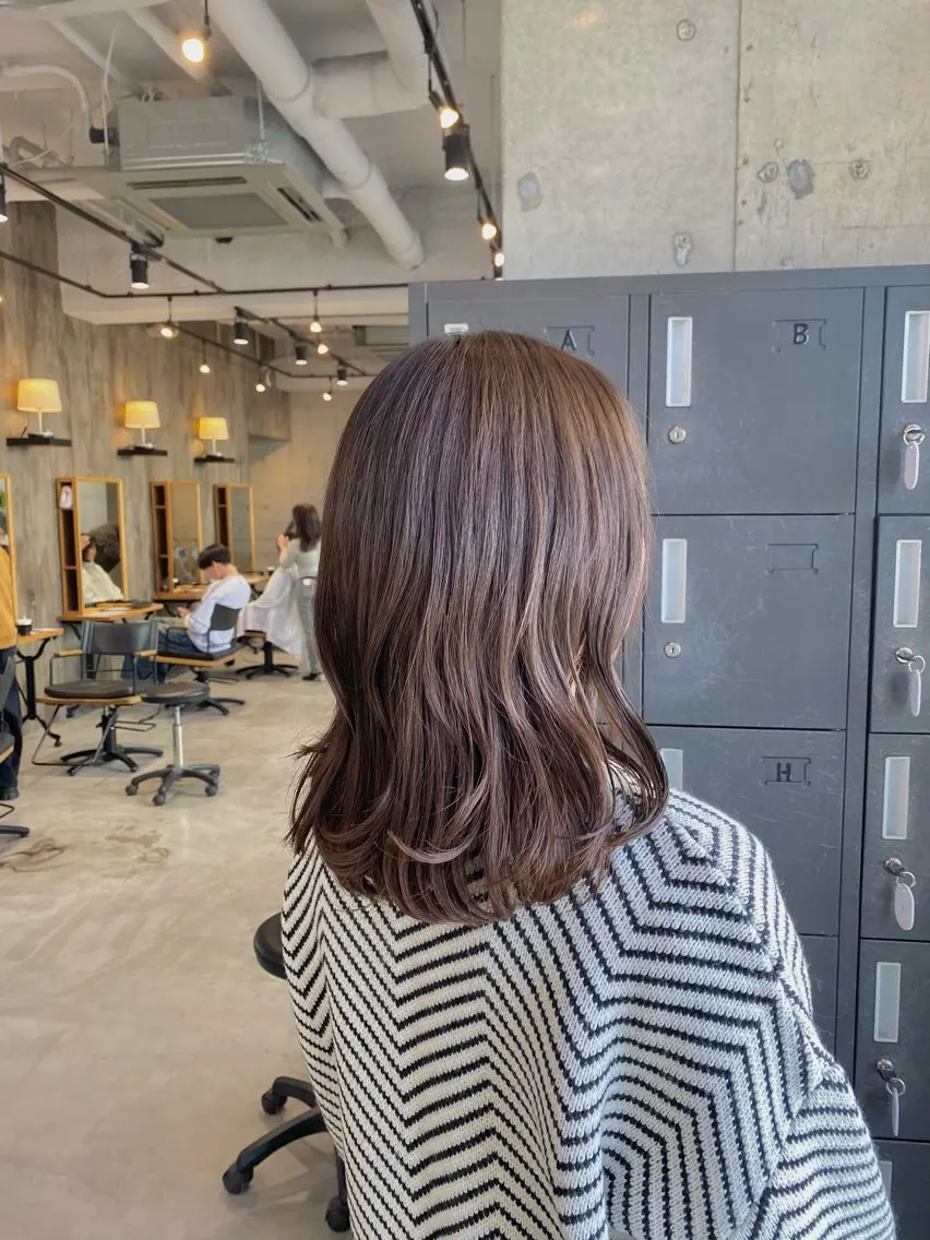ミディアム カラー ベージュカラー オリーブベージュ 佐々木 彩乃のヘアスタイル