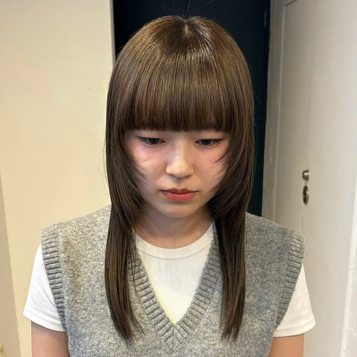 セミロング 顔周りカット mina / 透明感ベージュカラーのヘアスタイル