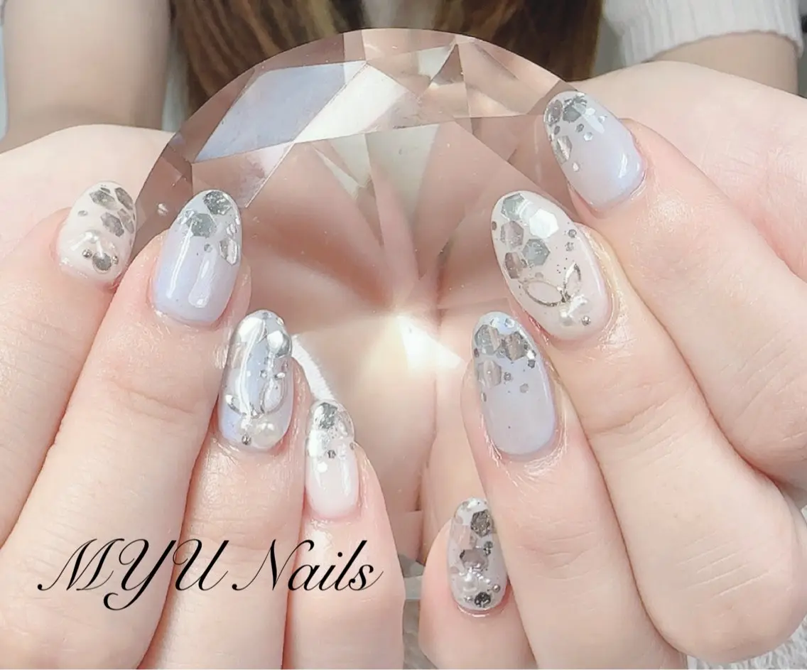 ネイル ジェルネイル ホログラムネイル キラキラネイル 持ち込み パラジェル ニュアンスネイル🌈 MYU Nailsのネイルデザイン