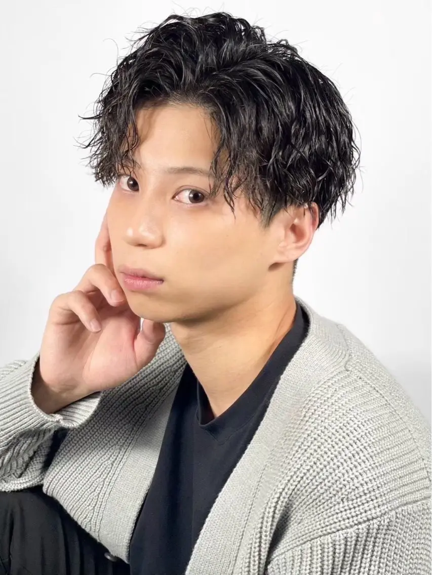 ミディアム パーマ ヘアアレンジ メンズ ミディアムパーマ メンズパーマ ニュアンスパーマ グェンティ ホアのヘアスタイル