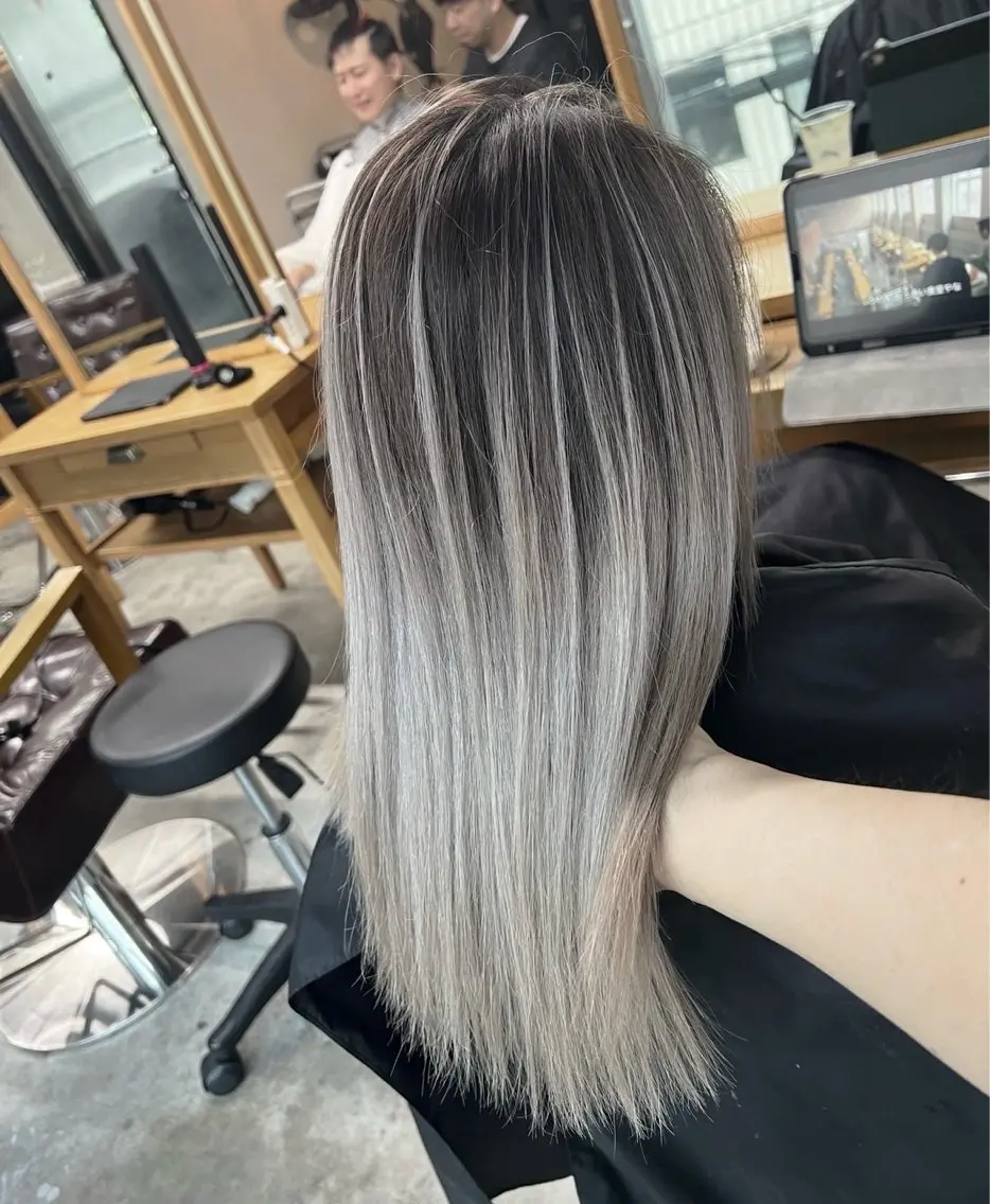 ミディアム カラー バレイヤージュ シルバー ホワイトシルバー レイヤーカット 指名数No.1 /NAOYAのヘアスタイル