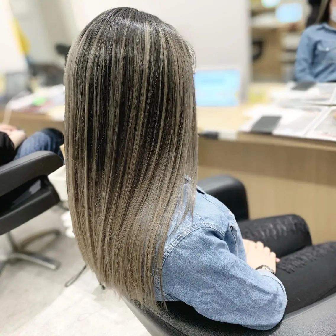 セミロング レイヤーカット カット ヘアカラー 【White京橋】 岸 拓斗のヘアスタイル
