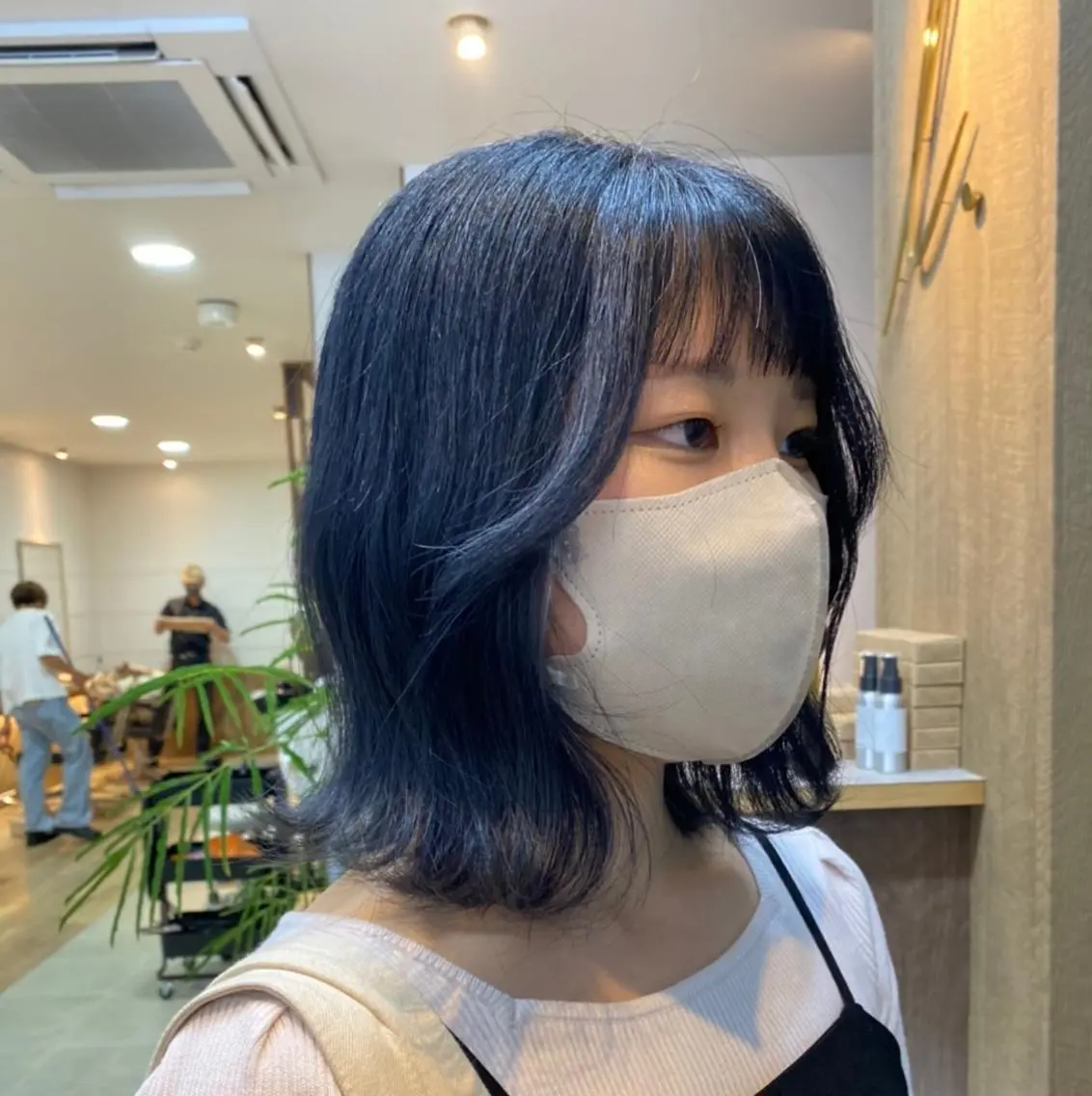 ショート カラー 黒髪 ブルーカラー ブルーブラック 横尾 歩のヘアスタイル