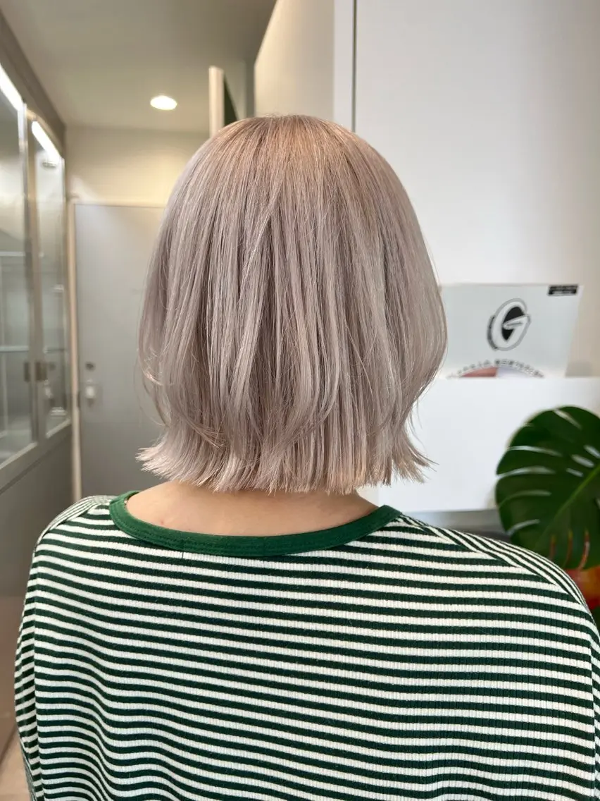 ミディアム ヘアカラー トリートメント ハイトーン💎 ホワイトベージュ坪谷のヘアスタイル