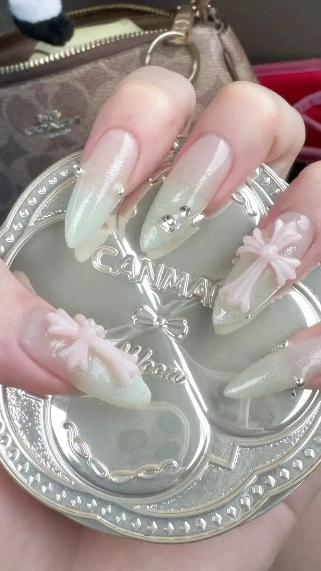 ネイル 長さ出し キラキラネイル 韓国ネイル ロングネイル ワンホンネイル ハンドネイル Josie nail salonのネイルデザイン
