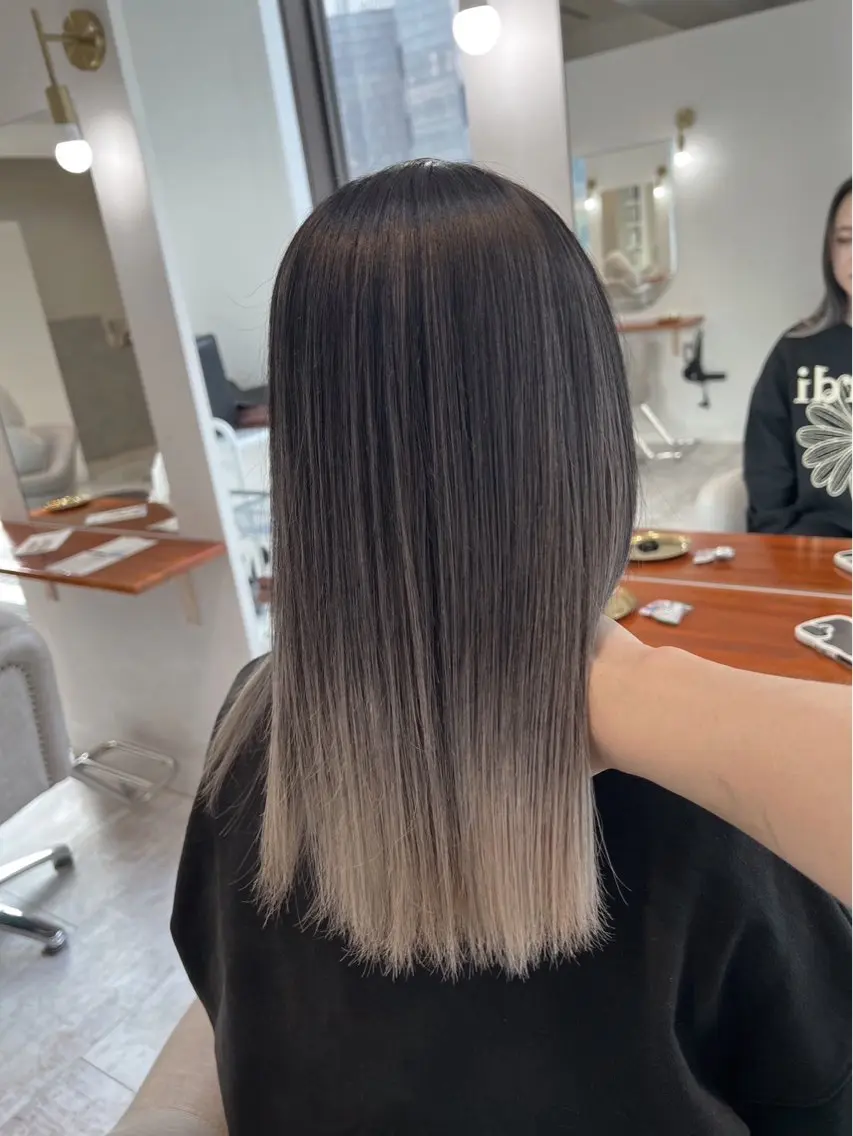 ミディアム カラー バレイヤージュ シルバー ホワイトシルバー レイヤーカット 指名数No.1 /NAOYAのヘアスタイル