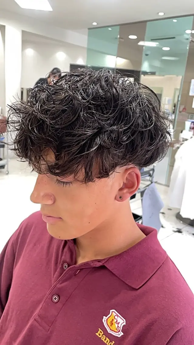 パーマ メンズ スペインカール Yugaメンズパーマ /フェードカットのヘアスタイル