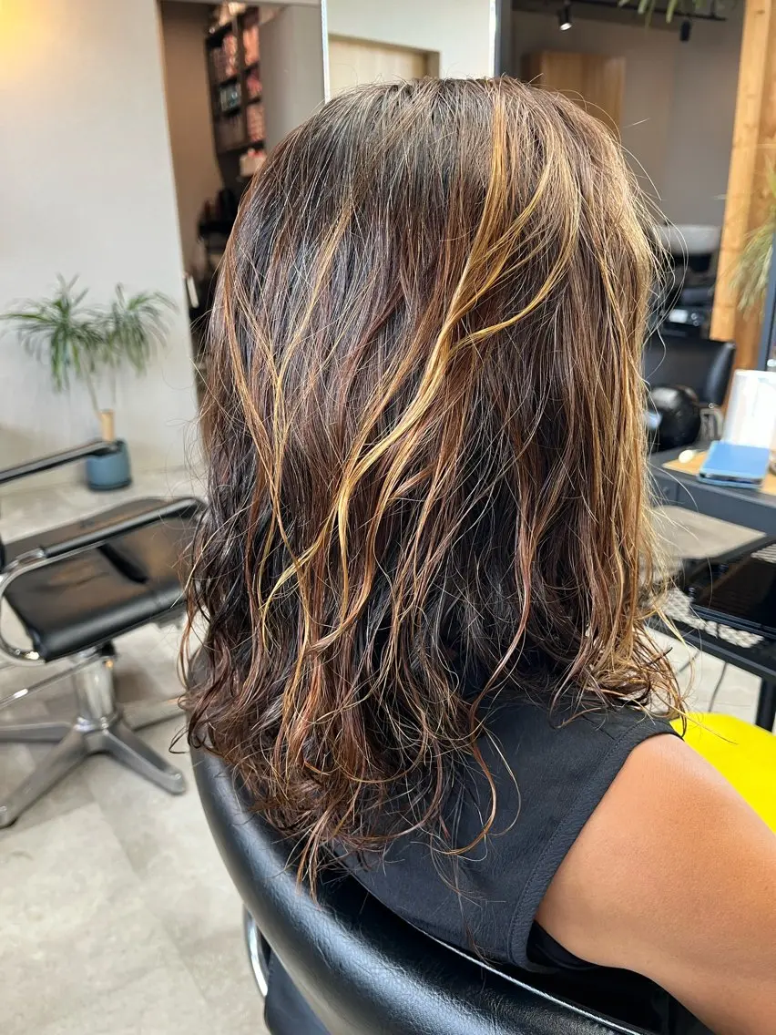 ミディアム ハイライト レイヤーカット ウルフカット パーマ トリートメント 🫧艶感カラー/ あいり🤍のヘアスタイル