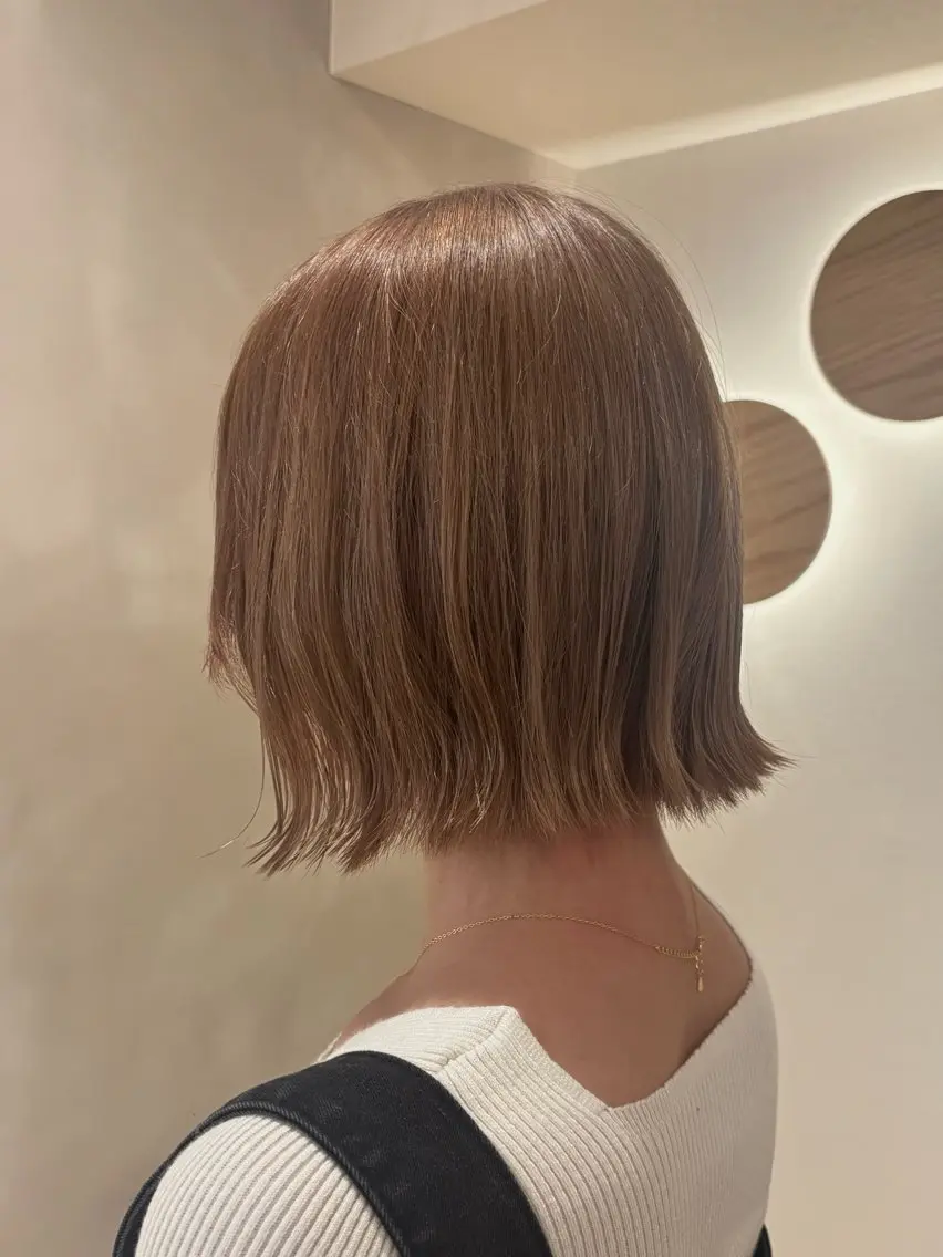 ミディアム カラー ベージュカラー ミルクティーベージュ ヘアカラー シンバヒナノ/パーマ レイヤー/髪質改善のヘアスタイル