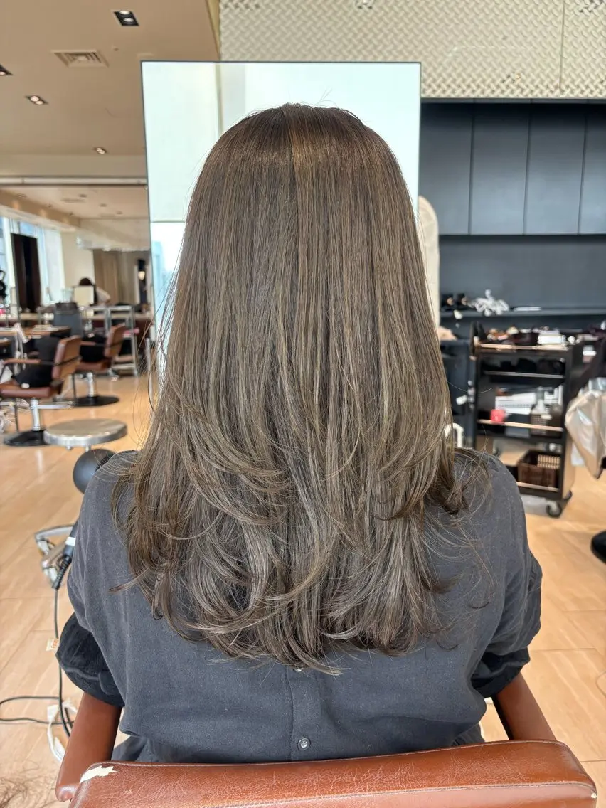 ロング カラー 透明感カラー オリーブカラー レイヤーカット 穂積 未優のヘアスタイル