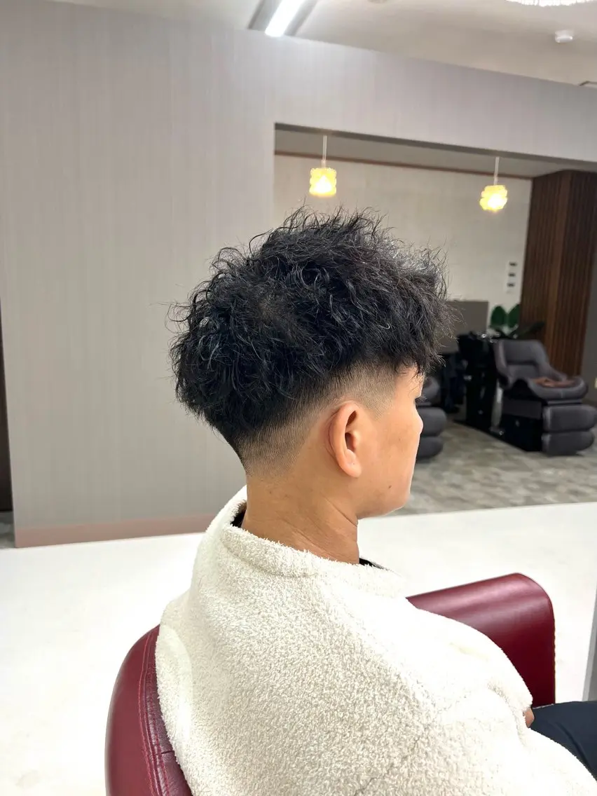 ショート パーマ メンズ フェードカット メンズパーマ メンズツイストパーマ メンズベリーショート ベリーショート KEN 🌟のヘアスタイル